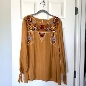 Embroidered Jodifl top with tie sleeve